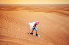 Sandboard dans le désert de Dubaï